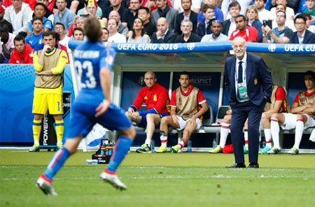 Casillas (áo vàng) là chứng nhân của cả một quá trình thịnh - suy của đội tuyển Tây Ban Nha.